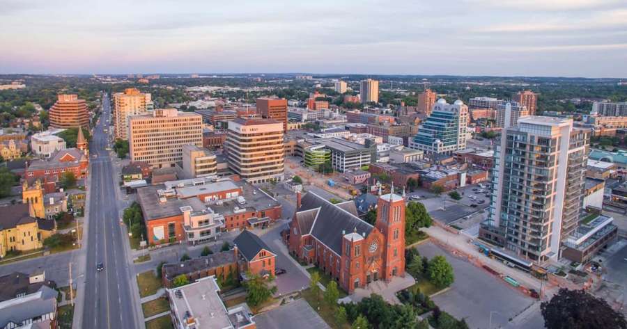 Vista aérea de una ciudad al atardecer con arquitectura mixta e iluminación dorada. — Kitchener Fondos de pantalla