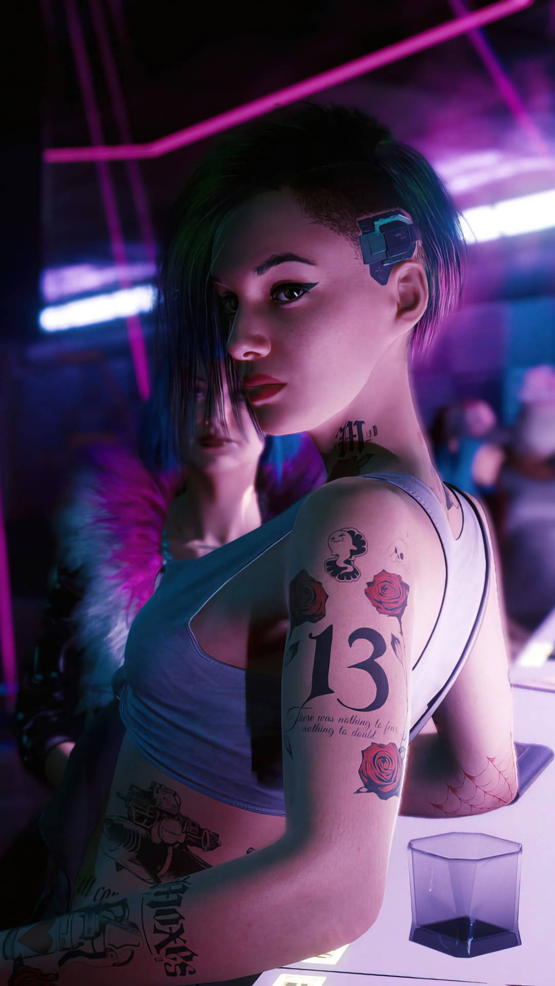 Cyberpunk-kvinne med tatoveringer og kybernetisk øretelefon i neonlyst klubb. — Kjæreste Bakgrunner