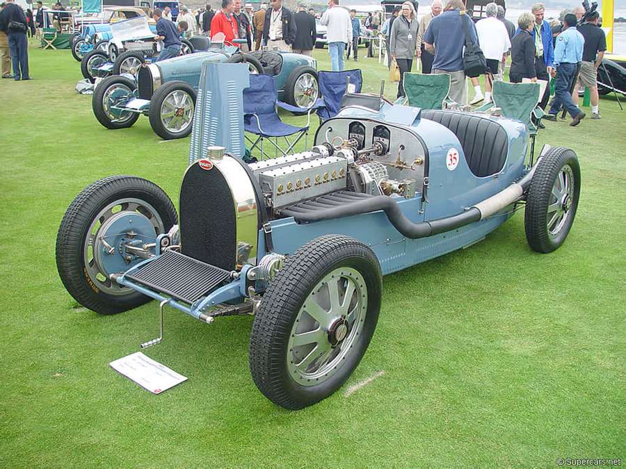 Vintage sininen Bugatti- kilpa-auto nurmikolla ulkoilmassa klassisten autojen näyttelyssä. — Klassinen Bugatti Taustakuvat