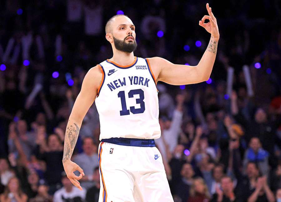 Basketball player in New York Knicks jersey gesturing to cheering crowd. — Knicks Background