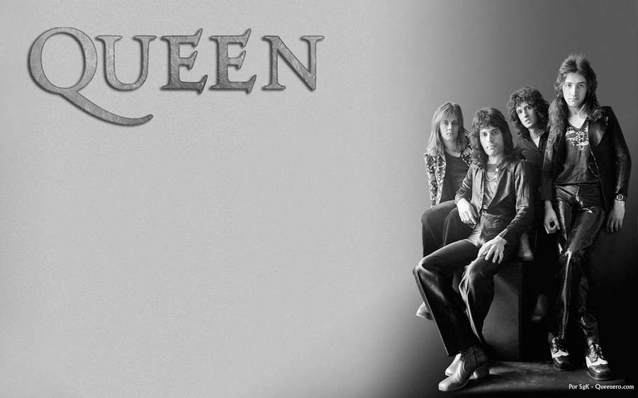 Schwarz-Weiß-Foto der Rockband Queen, die im Studio posiert. — Königin Wallpaper