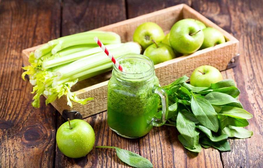 Grüner Smoothie mit frischen Zutaten auf Holztisch — Koriander Wallpaper
