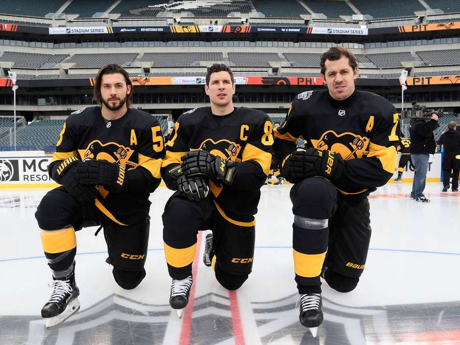 Drei Hockeyspieler knien auf dem Eis in der Arena — Kris Letang Bilder