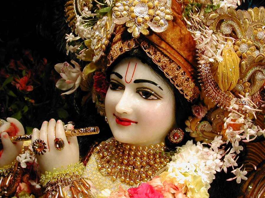 Gylden guddom Krishna spiller fløjte omgivet af blomster — Krishna 3d Wallpapers