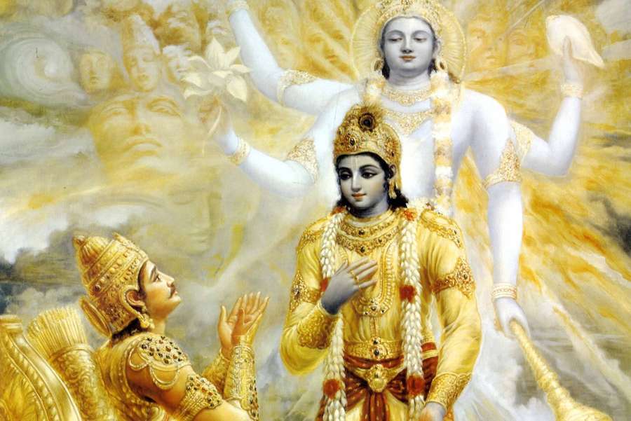 Tre figure divine in vesti dorate con aureole radianti e nuvole celesti dietro di loro. — Krishna Arjun Sfondi