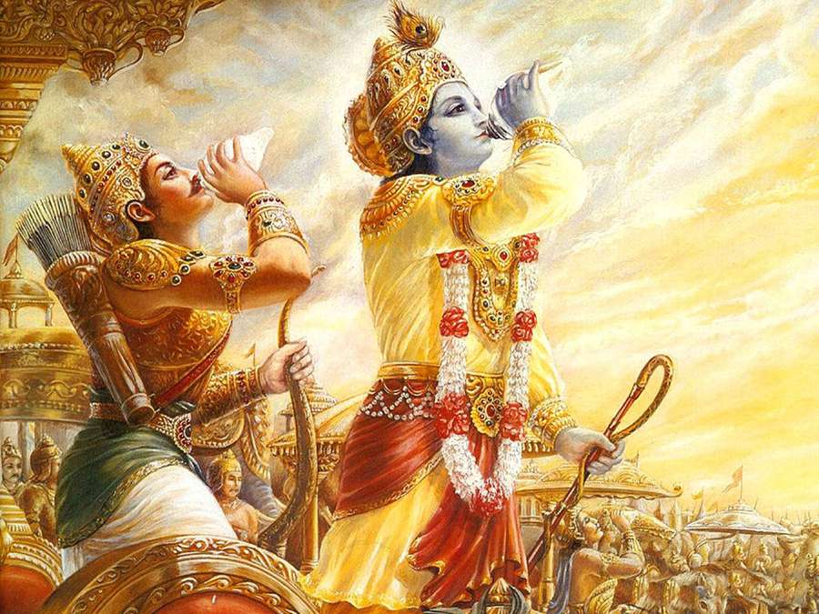 Zwei göttliche Figuren, die in einer mythologischen Kampfszene Muschelhörner blasen. — Krishna Arjun Bilder