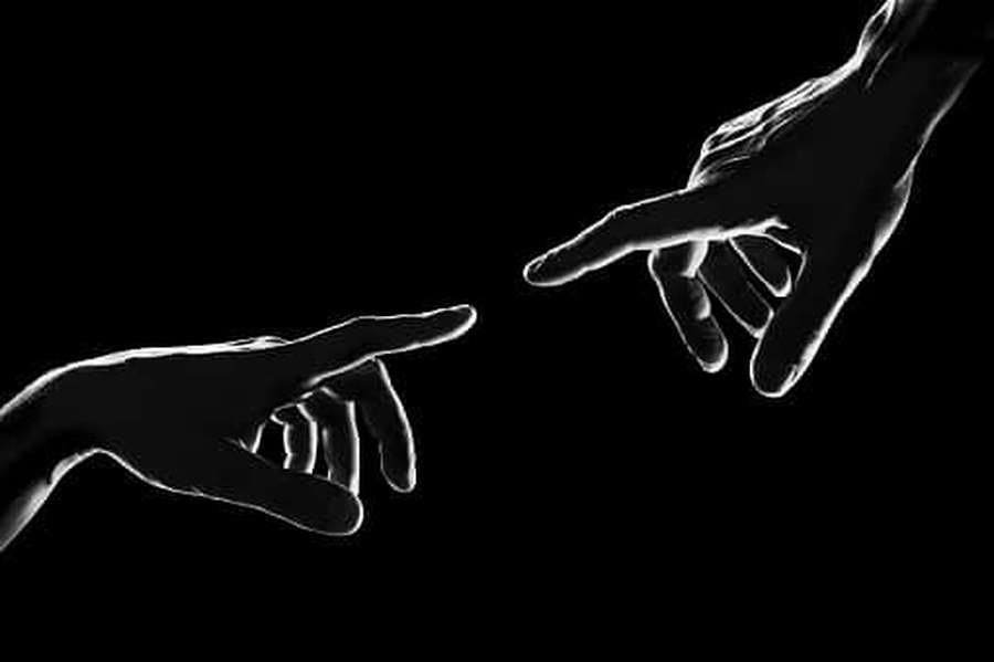 Zwei silhouettierte Hände, die sich vor einem schwarzen Hintergrund zueinander ausstrecken. — Kunst desktop Wallpaper