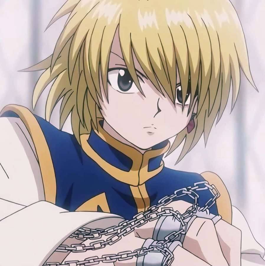 Anime character with blonde hair holding a chain around his wrist. — Kurapika Pfp Wallpaper