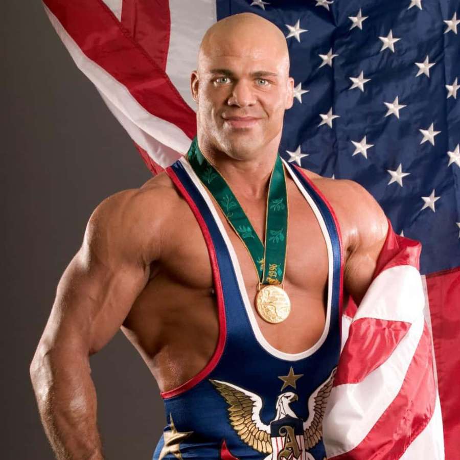 Atletisk mandlig bryder, der holder amerikansk flag og bærer guldmedalje — Kurt Angle Wallpapers