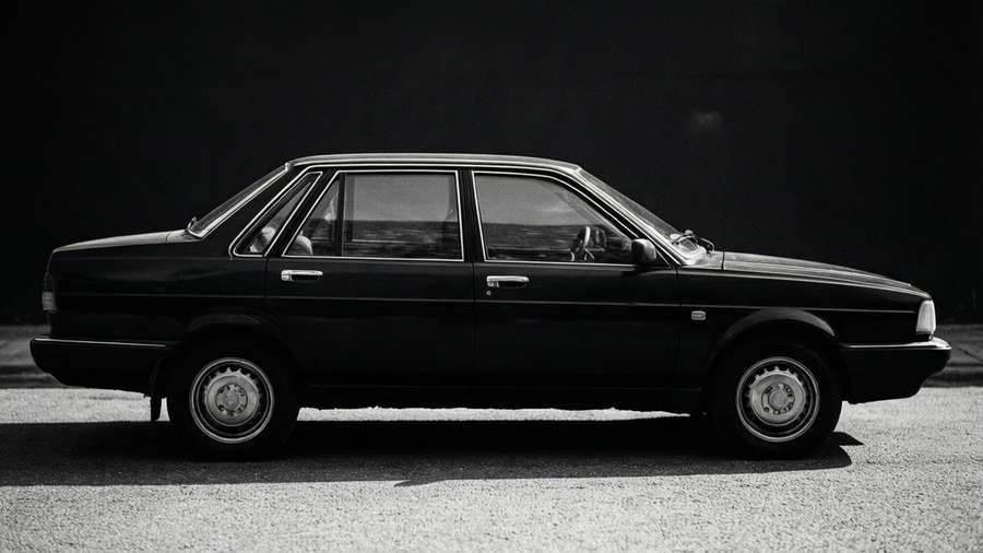 Black and white artistic side profile of Lancia Thema with high contrast. — Lancia Thema Wallpaper