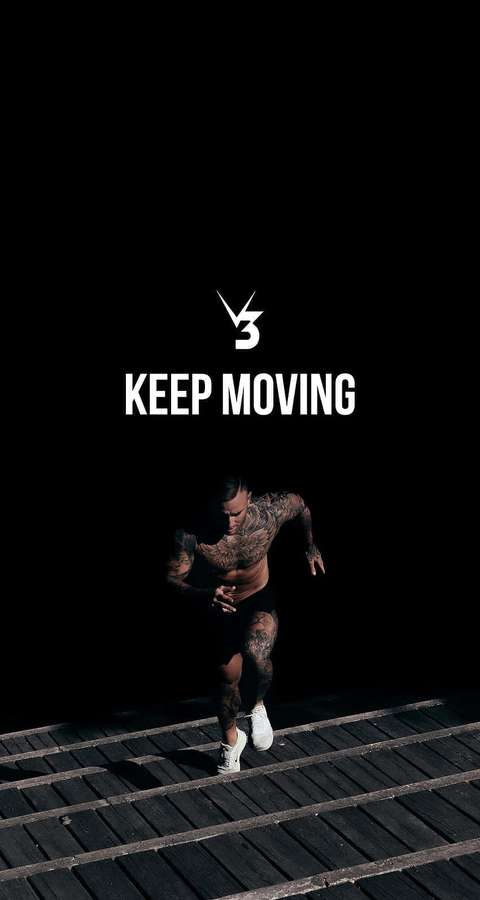 Tätowierter Mann, der mit motivierendem Text keep moving die dunklen Holztreppen hinaufläuft. — Lauf Bild Wallpaper