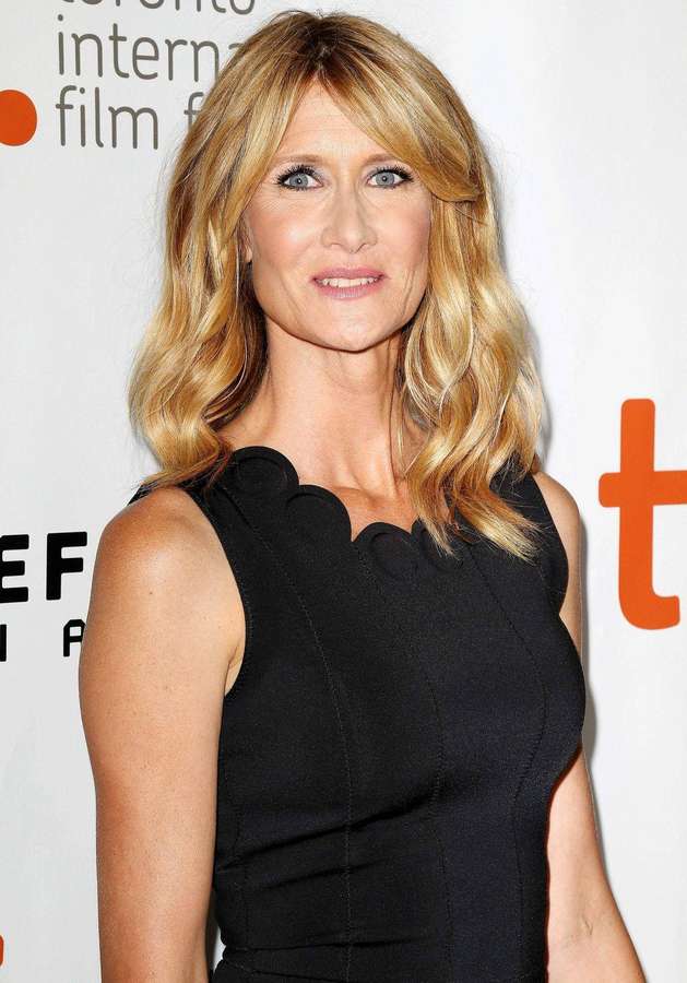 Donna in abito nero che sorride a un evento del festival cinematografico. — Laura Dern Sfondi