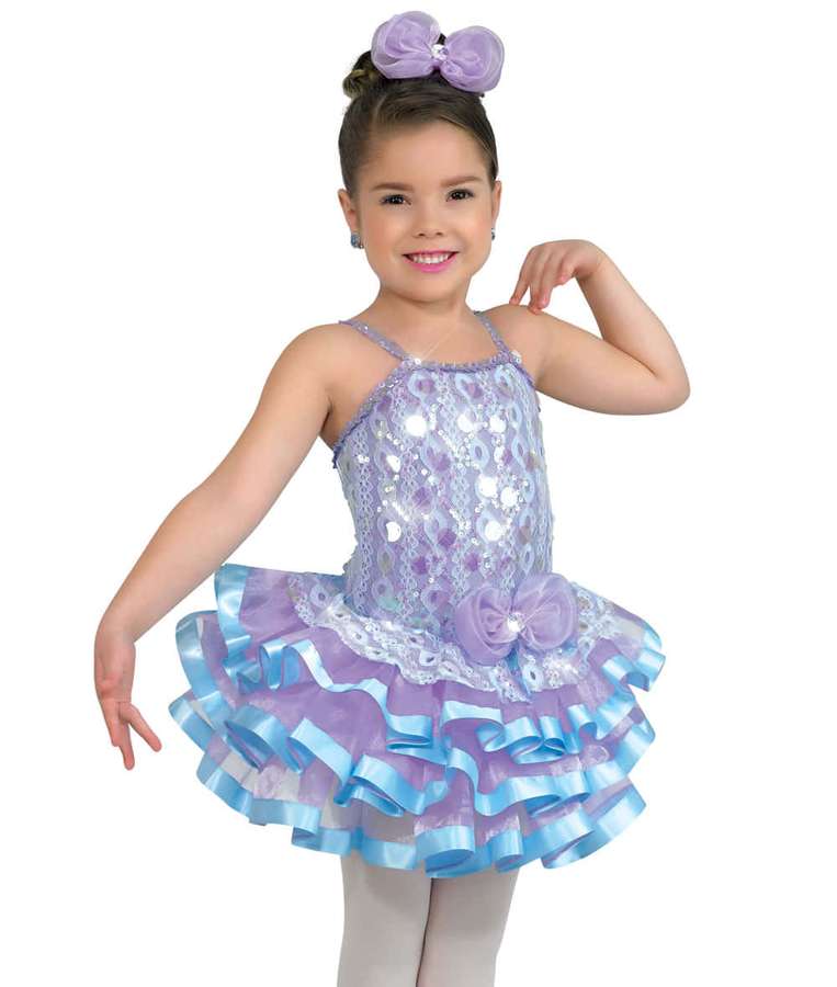 Niña pequeña con atuendo de ballet morado y azul sonriendo a la cámara. — Lavanda Azul Fondos de pantalla