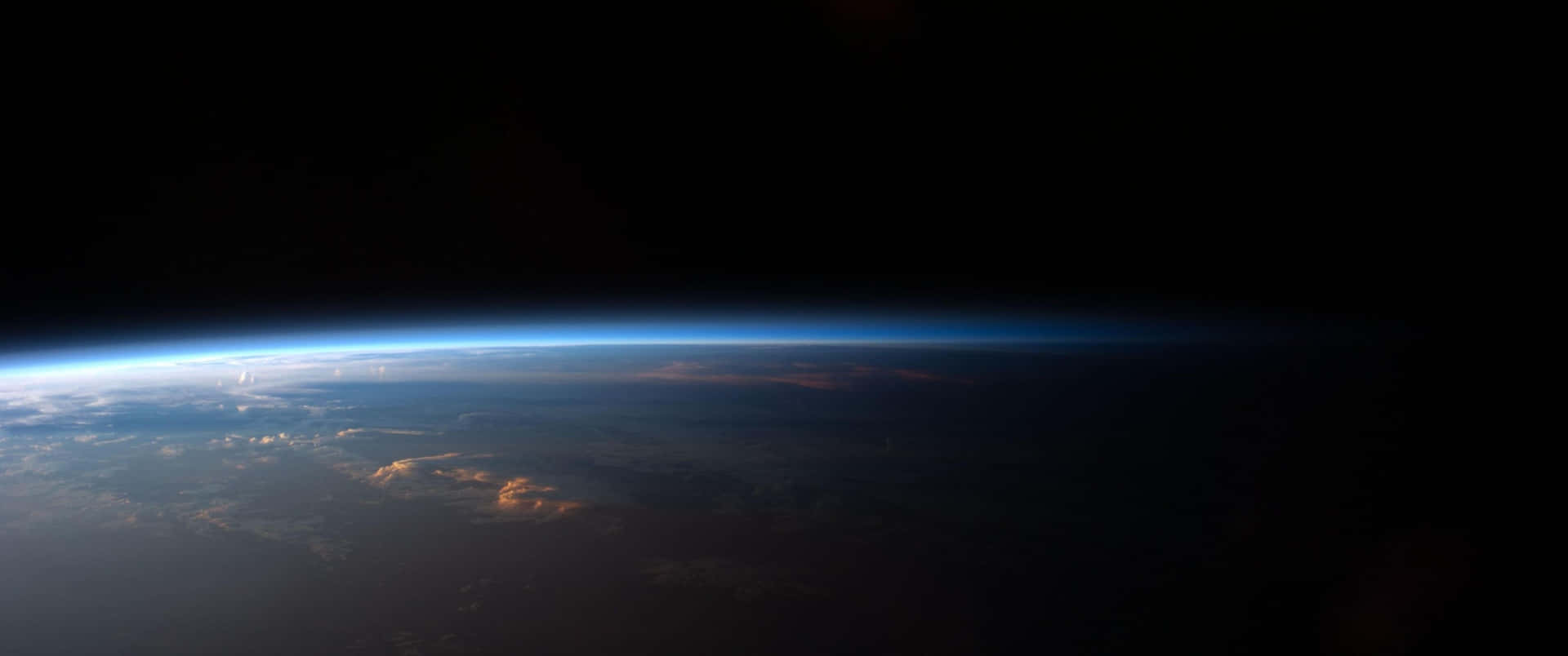 Krökta horisont av Jorden sedd från rymden med glödande blå atmosfär. — Lager bakgrund Bakgrundsbilder
