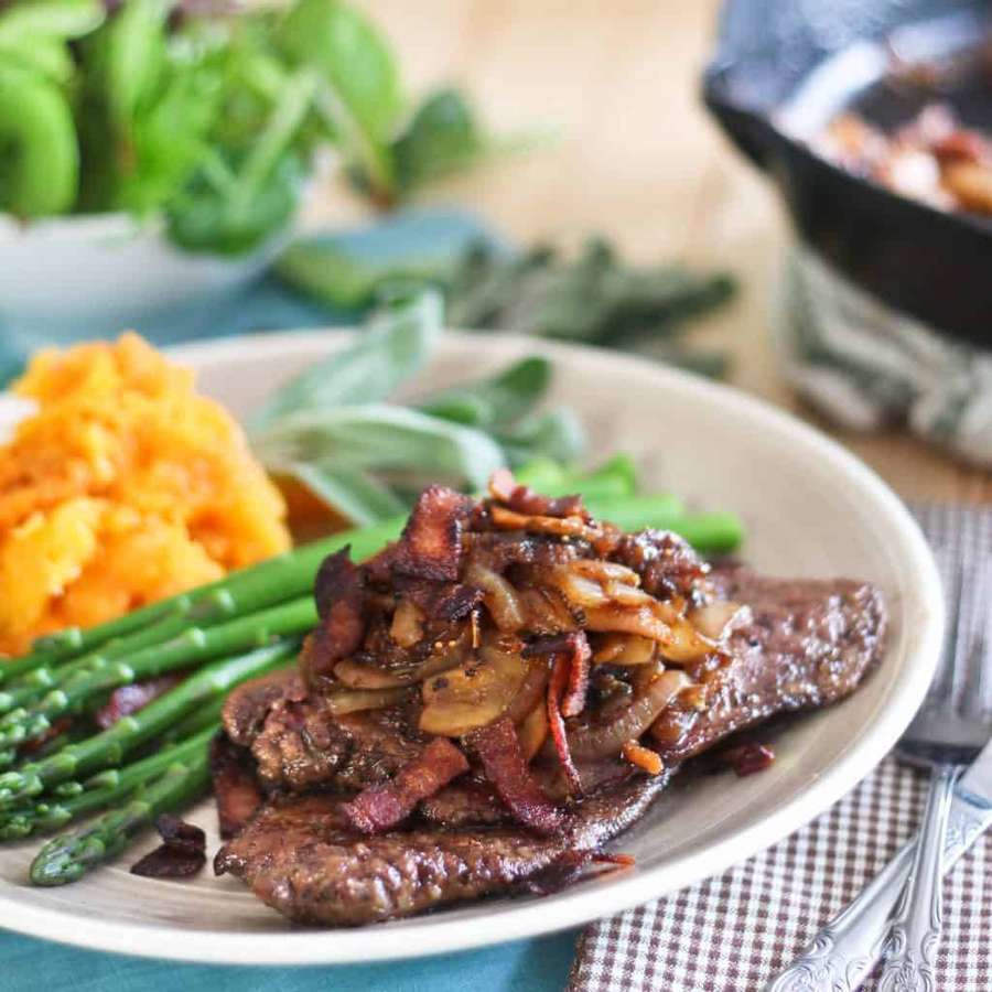 Brutzelndes Steak mit karamellisierten Zwiebeln und Speck, dazu Spargel und Süßkartoffelpüree. — Leber Wallpaper