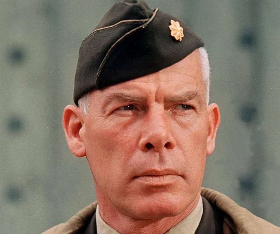 Close-up portrait of a serious elderly soldier in military uniform and beret. — Lee Marvin Wallpaper