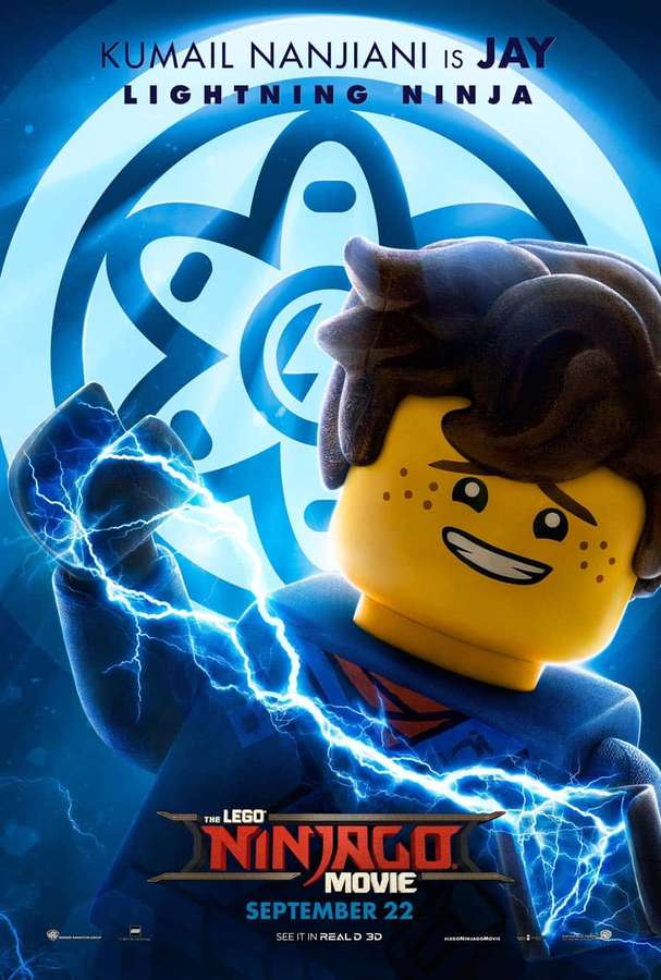 LEGO-Ninja-Figur, die elektrische Blitze mit einem blauen Emblem hinter sich erzeugt. — Lego Bilder