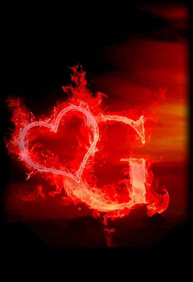 Coração vermelho flamejante e letra G brilhando contra fundo escuro. — Letra G Papéis de Parede
