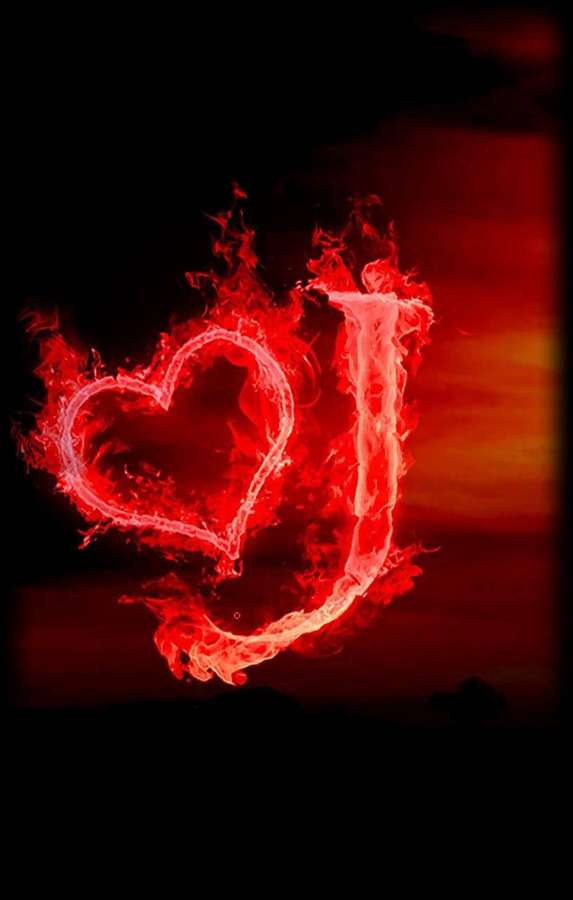 Un corazón rojo en llamas y la letra J sobre un fondo oscuro y ardiente. — Letra J Fondos de pantalla
