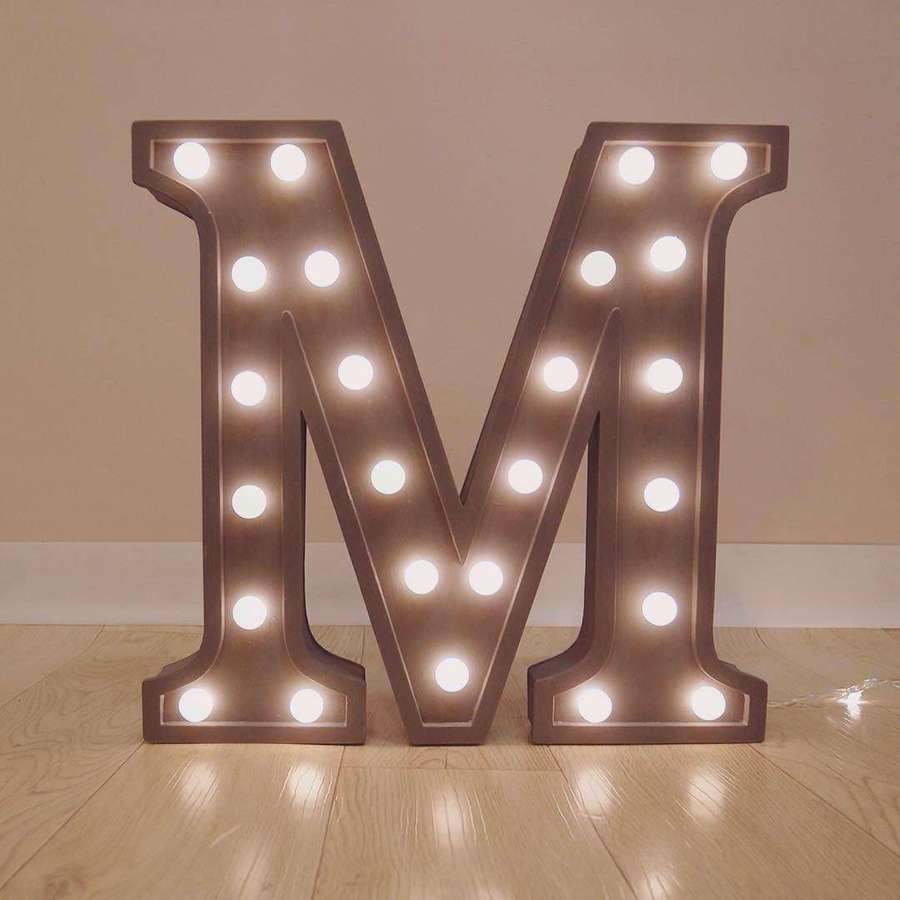 Letra M de marquise brilhante em piso de madeira para decoração de interiores. — Letra M Papéis de Parede