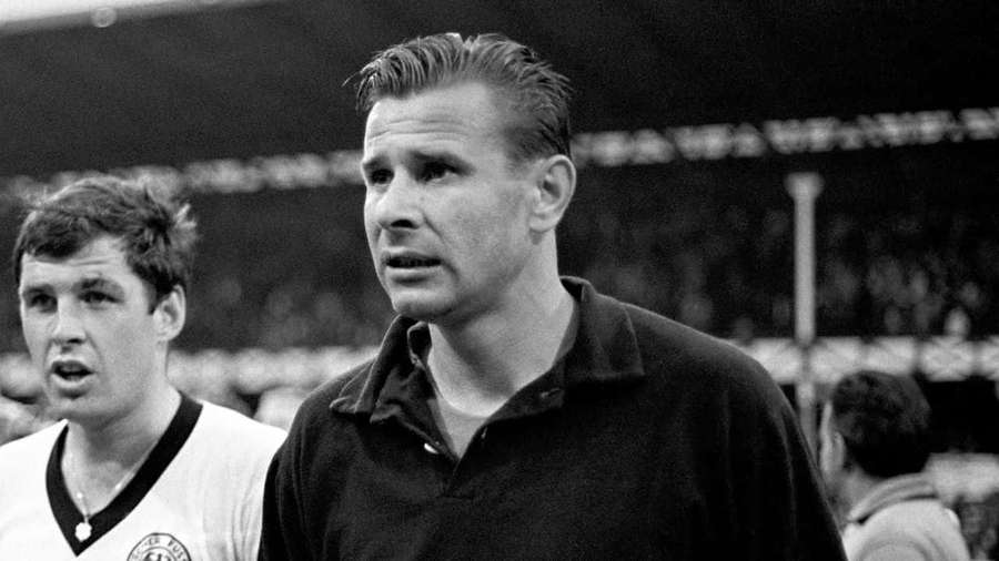 Black and white photo of football coach and player on field during game. — Lev Yashin Wallpaper