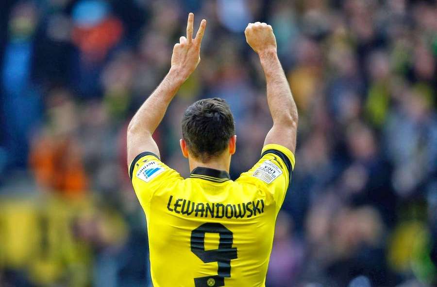 Fußballspieler jubelt mit erhobenen Armen im Stadionpublikum — Lewandowski Bilder