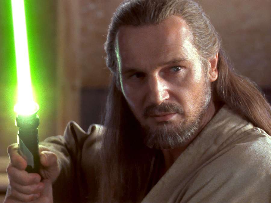 Maestro Jedi sosteniendo sable de luz verde con mirada intensa — Liam neeson Fondos de pantalla