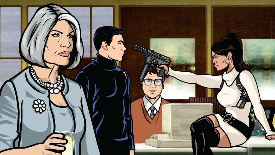 Uma mulher de desenho animado aponta uma arma para a cabeça de um homem em um escritório enquanto outros observam. — Libra esterlina Papéis de Parede