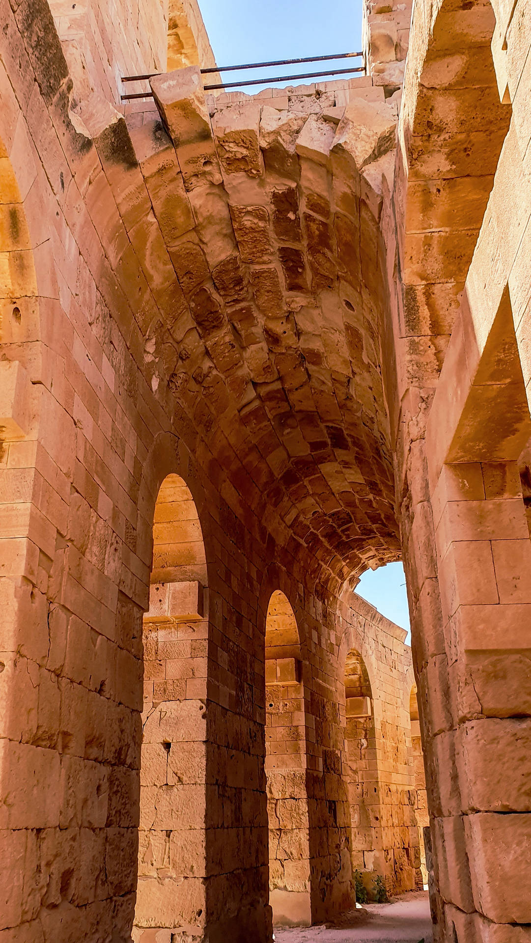 Solbelysta stenvalv av en antik ruin med klar blå himmel ovanför. — Libyen Bakgrundsbilder