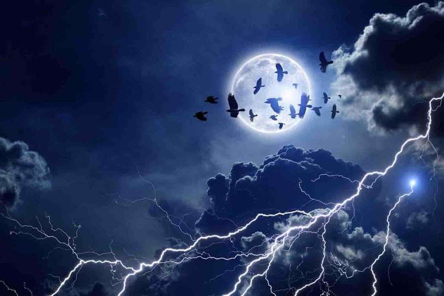 Raben fliegen bei einem Gewitter unter einem Vollmond. — Lightning Storm Moon Wallpaper
