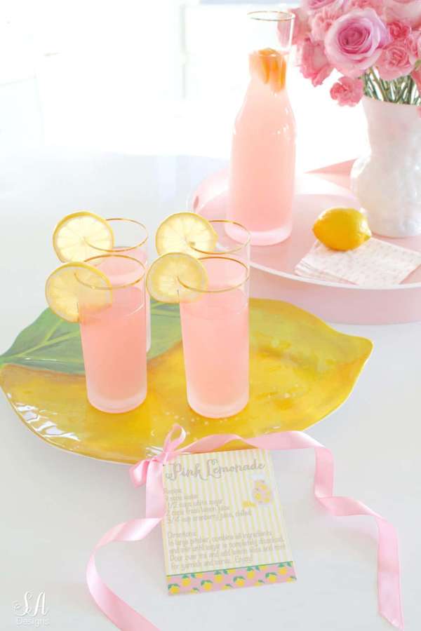 Bebidas de limonada rosa con adorno de limón y tarjeta de receta en una bandeja de hoja con rosas rosadas. — Limonada rosa Fondos de pantalla