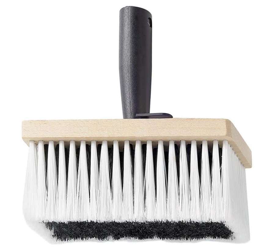 Uma escova de limpeza com cerdas brancas e cabo preto contra fundo branco. — Limpeza Papéis de Parede