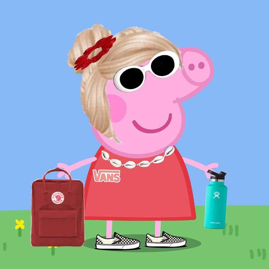 Peppa Pig con gafas de sol sosteniendo mochila y botella de agua al aire libre. — Lindo Fondos de pantalla