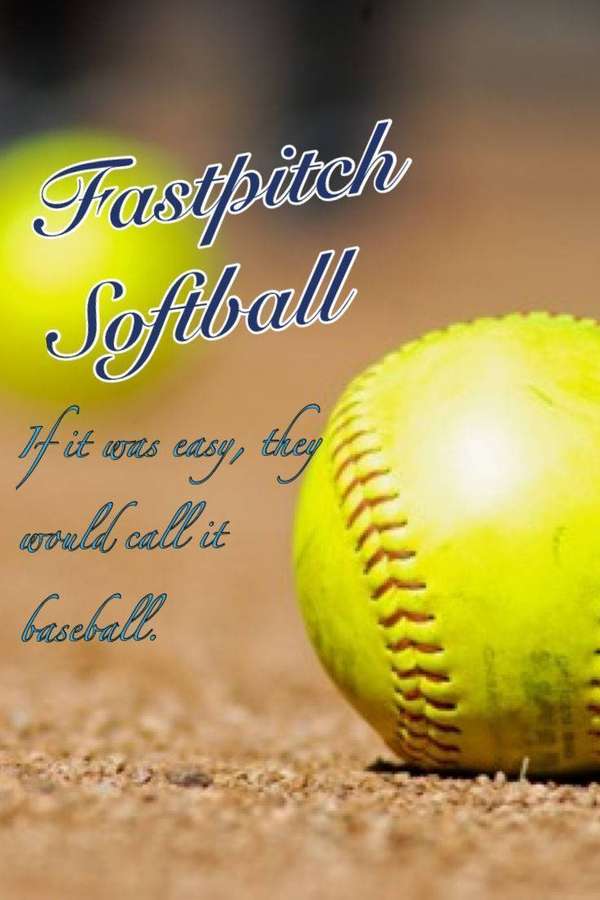 Una pelota de softball amarilla en la arena con texto sobre fastpitch softball. — Lindo Softball Fondos de pantalla