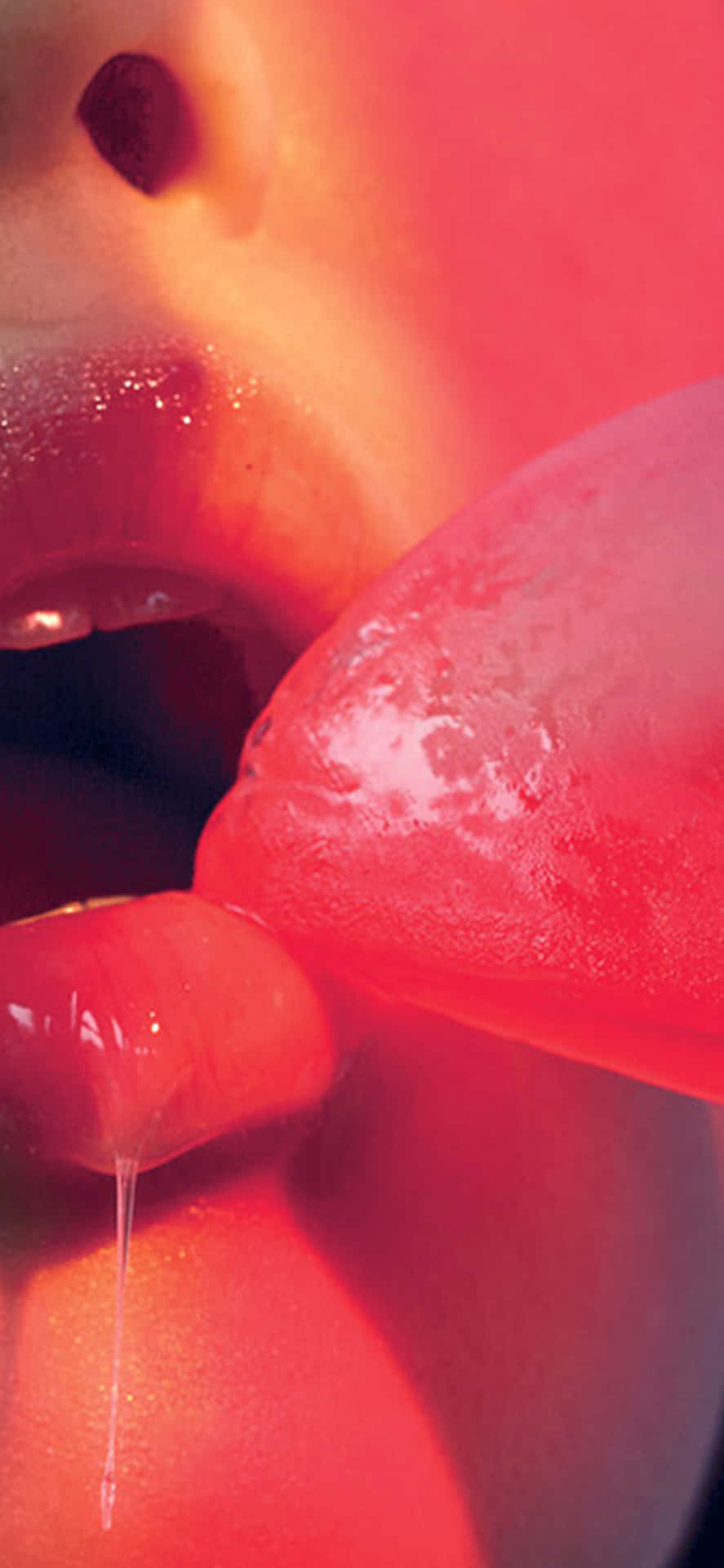 Läppar som biter i en röd vattenmelon med saft som droppar ner. — Läppar bilder Bakgrundsbilder
