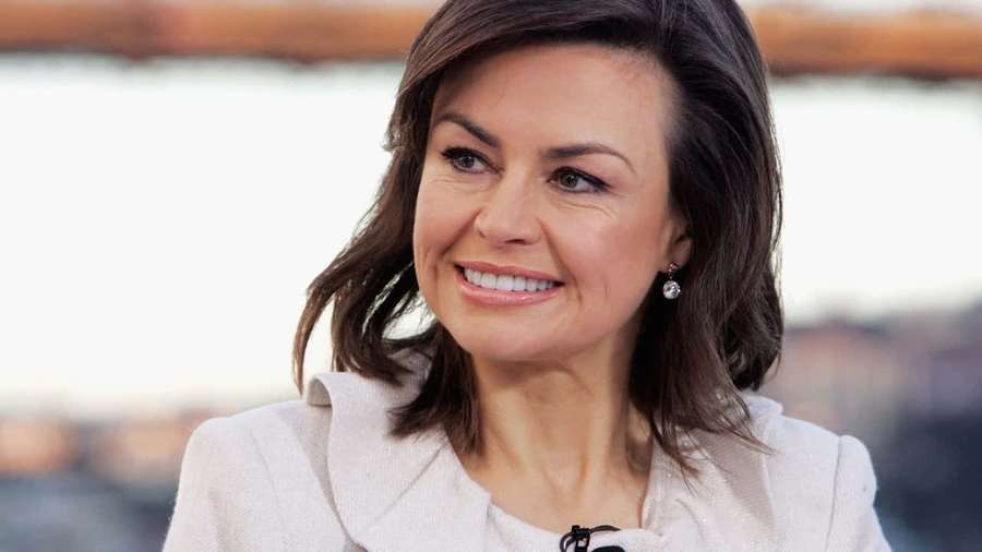 Una mujer con cabello castaño sonríe mientras lleva una chaqueta beige y aretes de perlas al aire libre. — Lisa Wilkinson Fondos de pantalla