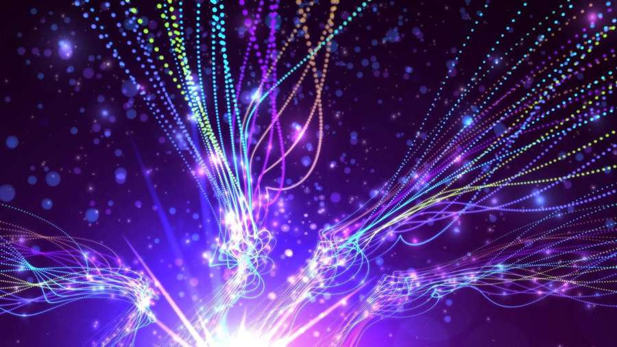 Rastros dinâmicos de luz neon irradiando de um núcleo brilhante em um vazio roxo estrelado. — Live Papéis de Parede