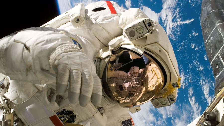 Astronaut in space suit floating with Earth in background — Live Space Wallpaper