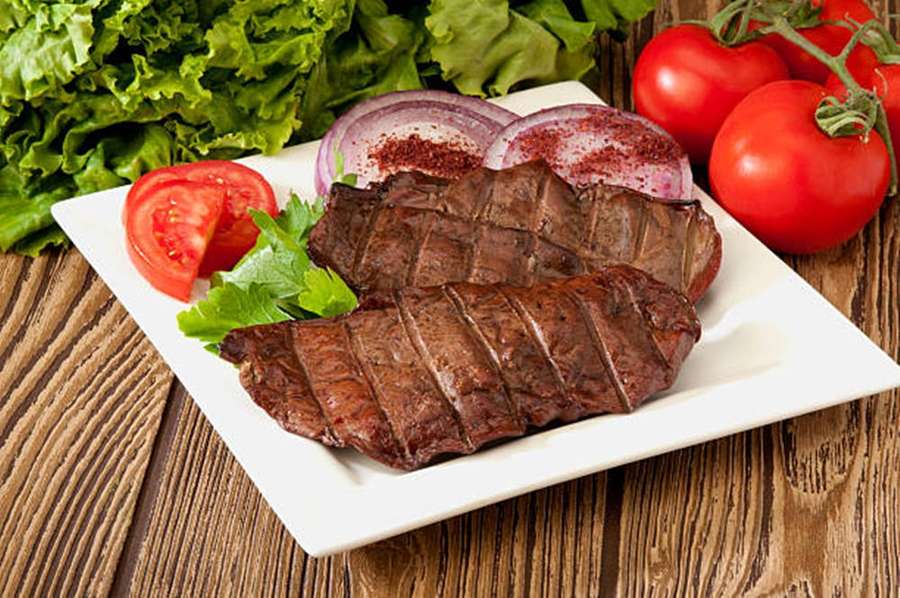 Grilled steak with fresh vegetables on a wooden table. — Liver Wallpaper
