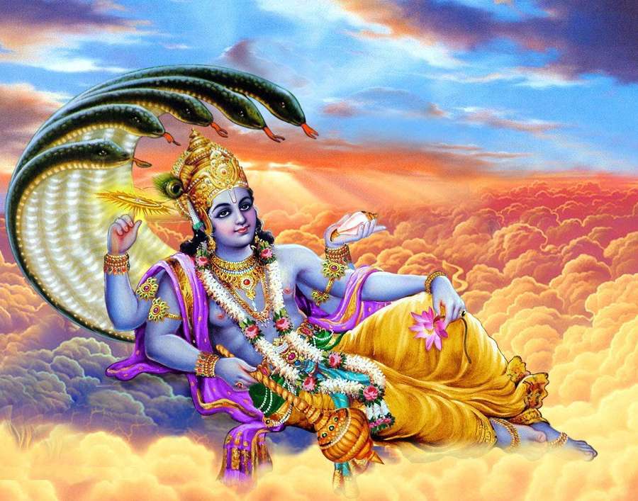 Blauhäutige hinduistische Gottheit ruht auf Wolken mit Schlangenkapuze, geschmückt mit Goldschmuck und bunten Gewändern. — Lord Vishnu Wallpaper