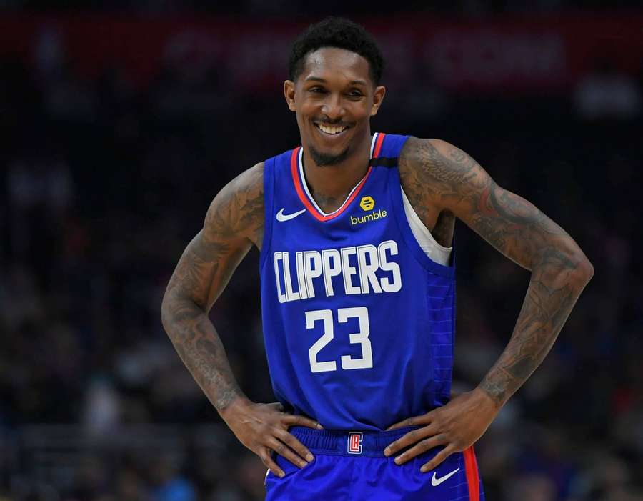 Jogador de basquete na camisa do Clippers sorrindo com as mãos na cintura na quadra. — Lou williams Papéis de Parede
