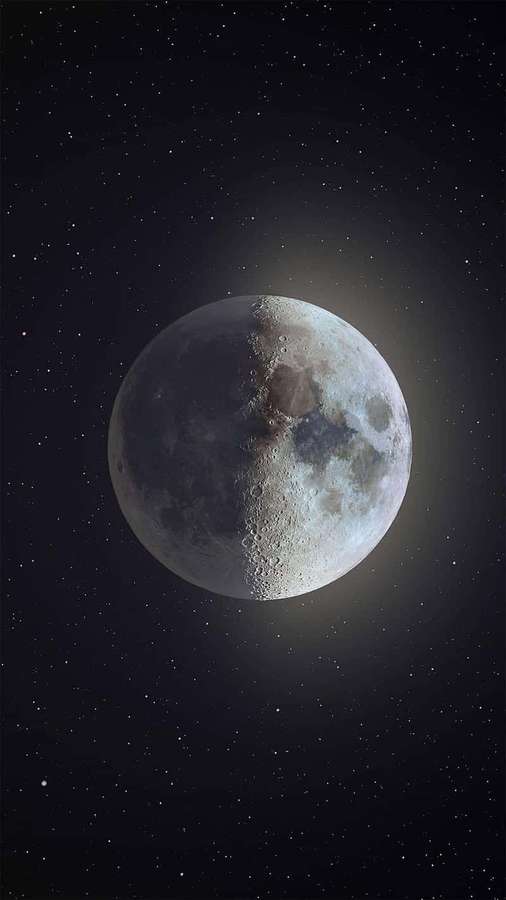 Uma lua detalhada com crateras e mares em um céu noturno estrelado. — Lua iPhone Papéis de Parede