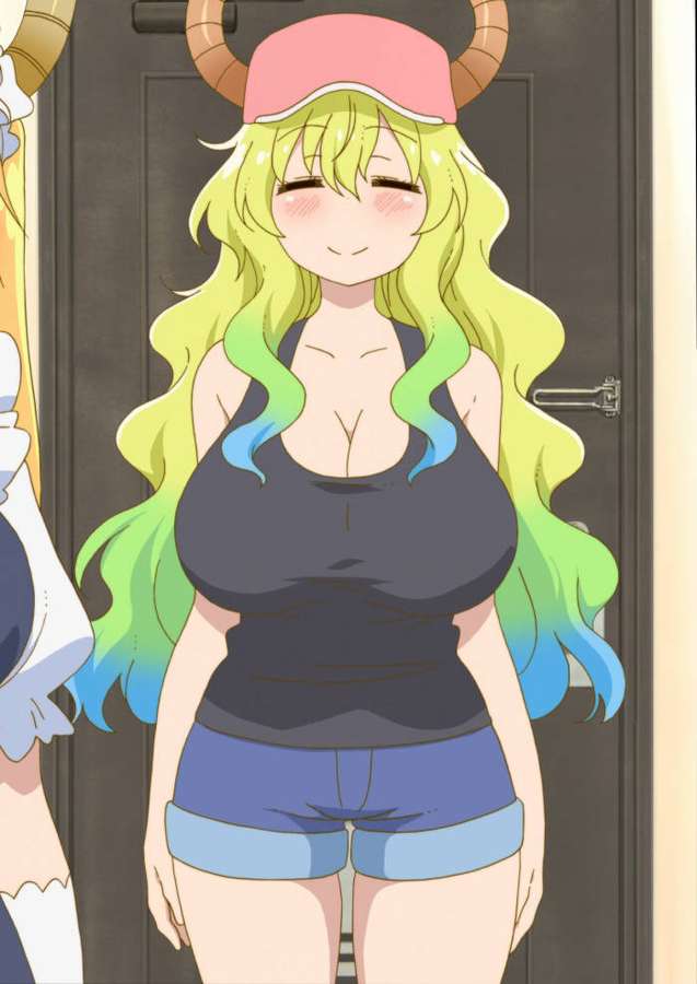 Anime-Mädchen mit grün-blauen Haaren und gehörntem Hut lächelt in der Nähe einer Tür. — Lucoa Hintergrundbild