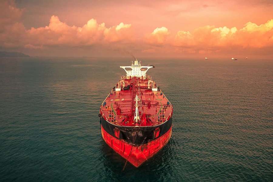 Barco petrolero rojo navegando en el océano al atardecer — Lucrativo Fondos de pantalla