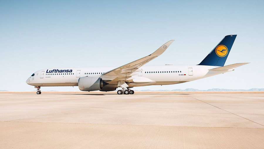 Lufthansa airplane on tarmac under clear blue sky — Lufthansa Background