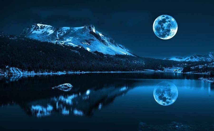 Montañas nevadas y luna llena reflejadas en un lago invernal tranquilo por la noche. — Luna llena Fondos de pantalla
