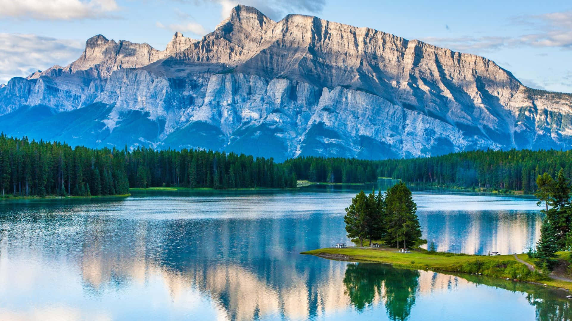 Hình nền Banff National Park đẹp như tranh vẽ - một khu vườn quốc gia hoang sơ với cảnh quan đầy hoang dã, các danh lam thắng cảnh tự nhiên tuyệt đẹp cùng với những hồ nước trong xanh và núi non cao đổ bóng. Nhấn chuột ngay để truy cập vào hình ảnh độ phân giải cao hơn.