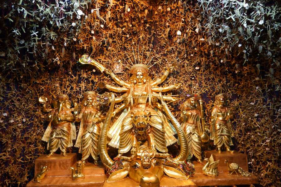 Estatua dorada de Durga con acompañantes rodeada de grullas de papel. — Maa Durga Fondos de pantalla
