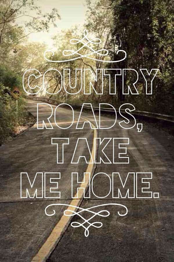 Kiemurteleva maantie puiden läpi, jossa teksti country roads take me home. — Maatalous iPhone Taustakuvat