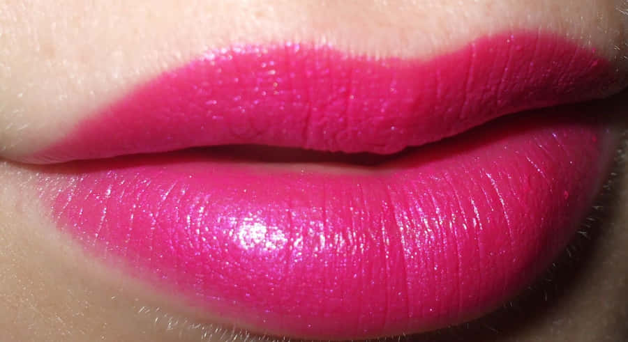 Närbild av läppar med glansigt rosa läppstift som visar naturlig hudtextur. — Mac Cosmetics bakgrund Bakgrundsbilder